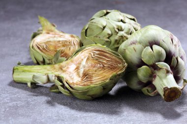 enginar rustik arka plan üzerinde. taze organik enginar çiçek 