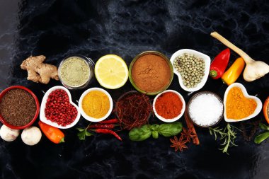 Baharat ve otlar masada. Yemek ve mutfak malzemeleri.