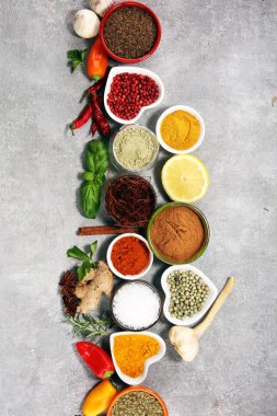 Baharat ve otlar masada. Yemek ve mutfak malzemeleri.