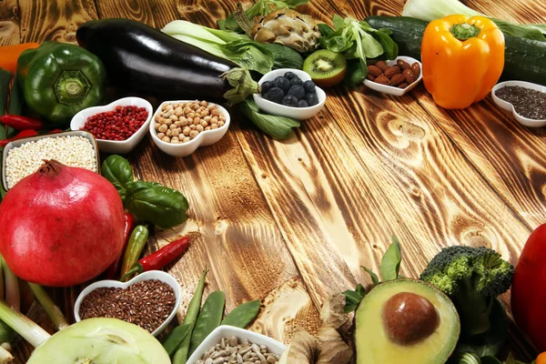 Egészséges ételek tiszta táplálkozás kiválasztása. gyümölcs, zöldség, magvak, su — Stock Fotó