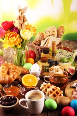 masada ekmek buns, kruvasan, kahve ve yumurta ile Kahvaltı