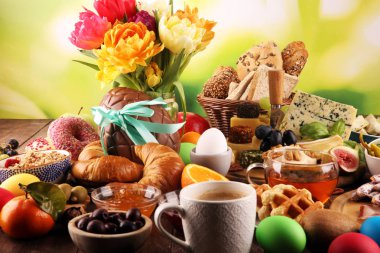 masada ekmek buns, kruvasan, kahve ve yumurta ile Kahvaltı