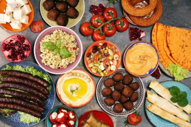 Orta Doğu ya da Arap yemekleri ve çeşitli meze, beton pas