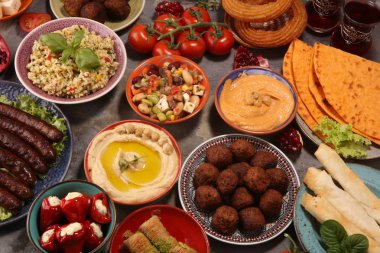 Orta Doğu ya da Arap yemekleri ve çeşitli meze, beton pas