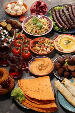 Orta Doğu ya da Arap yemekleri ve çeşitli meze, beton pas
