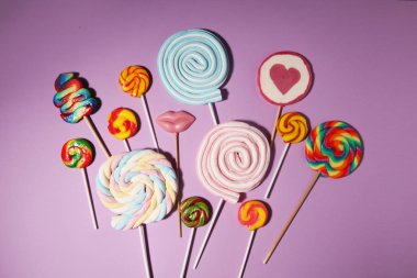 jöle ve şeker ile lolipop şekerler. renkli differe dizisi