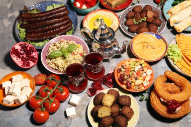 Orta Doğu ya da Arap yemekleri ve çeşitli meze, beton pas