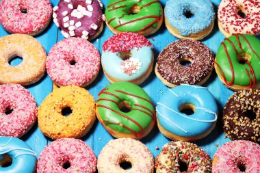 Sprinkles ile farklı camların içinde Donuts