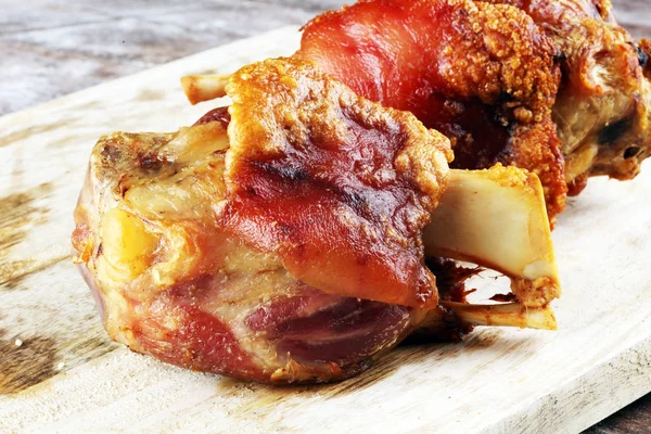 Costeleta de porco assada. Presunto e bacon são alimentos populares nos wes — Fotografia de Stock