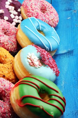 çikolata ile farklı camların içinde Donuts