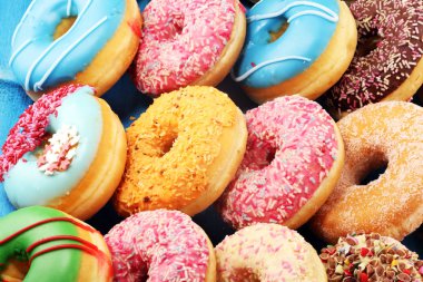 çikolata ile farklı camların içinde Donuts