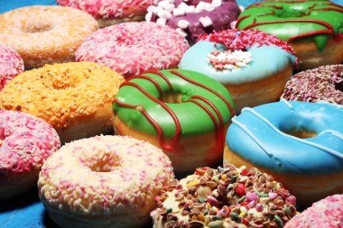 çikolata ile farklı camların içinde Donuts