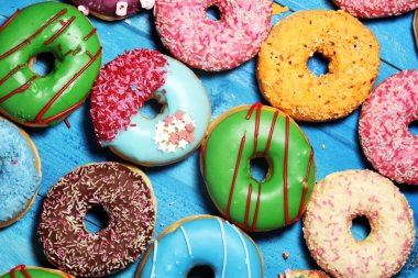 çikolata ile farklı camların içinde Donuts