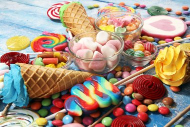 jöle ve şeker ile şekerler. renkli farklı childs dizi