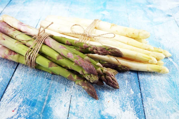 Witte en groene asperges op vintage oude achtergrond. — Stockfoto