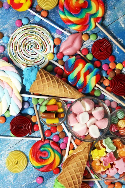 Caramelos con jalea y azúcar. colorida variedad de diferentes niños — Foto de Stock