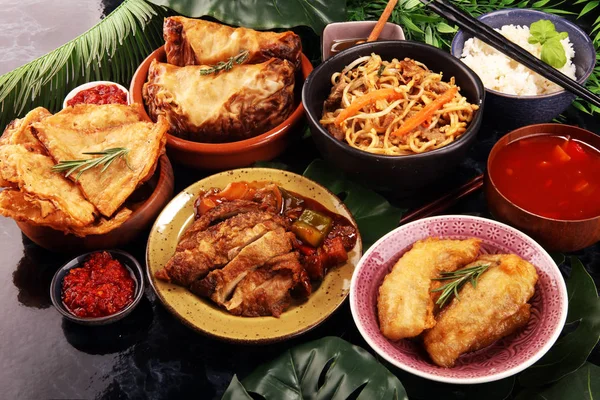 Ассорти из китайской еды. Китайская лапша, жареный рис, пекин d — стоковое фото
