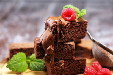 Çikolatalı browni kek tatlı Ahududu ve baharat üzerine bir ru