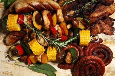 Çeşitli lezzetli ızgara et ve sebze rus tarih ile şiş