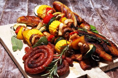 Çeşitli lezzetli ızgara et ve sebze rus tarih ile şiş