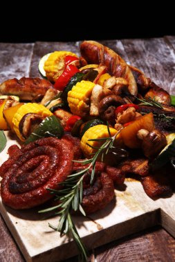 Çeşitli lezzetli ızgara et ve sebze rus tarih ile şiş