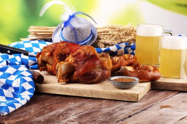 Geleneksel Alman yemekleri, jambon Schweinshaxe kavrulmuş. Bira,