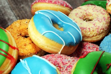 çikolata ile farklı camların içinde Donuts