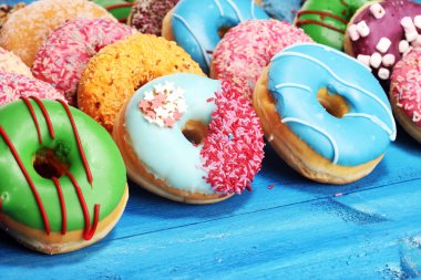 çikolata ile farklı camların içinde Donuts