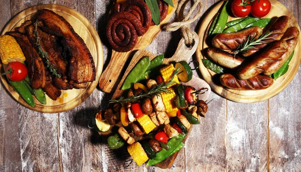 Assorted delicious grilled meat and skewer with vegetable on rus — Stock Photo, Image