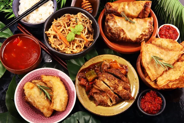 Conjunto de comida chinesa variada. Macarrão chinês, arroz frito, peking d — Fotografia de Stock