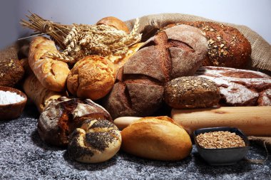 Rustik gri fırınında pişmiş ekmek ve ekmek çeşitleri 