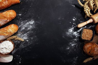 Rustik siyah fırında pişmiş ekmek ve ekmek çeşitleri