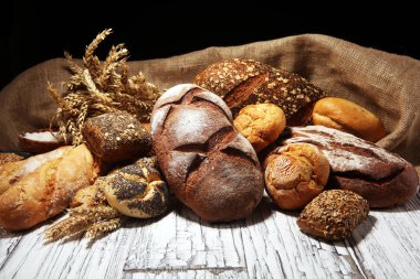 Rustik beyaz fırınında pişmiş ekmek ve ekmek çeşitleri