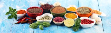 Baharat ve otlar varyasyon masada. Gıda ve mutfak maddesi