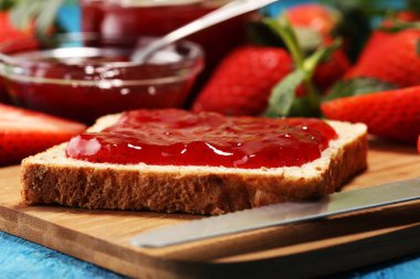 Tost ekmeği ile ev yapımı çilek reçel ya da marmelat tablo s