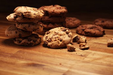 Çikolata kurabiye ahşap masa üzerinde. Çikolatalı kurabiye 