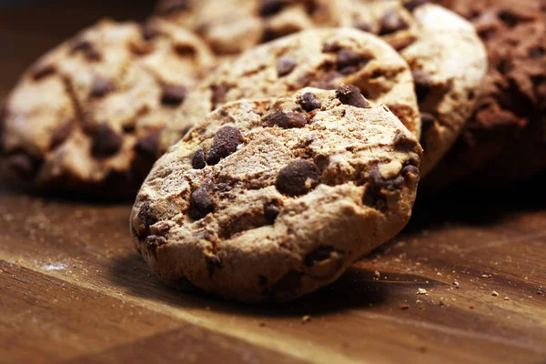 Çikolata kurabiye ahşap masa üzerinde. Çikolatalı kurabiye 