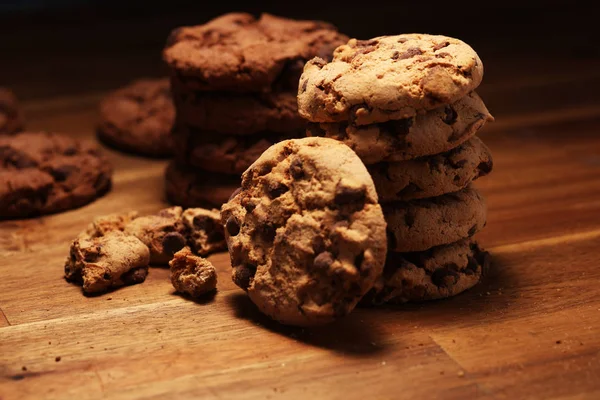 Galletas de chocolate sobre mesa de madera. Galletas con chips de chocolate — Foto de Stock