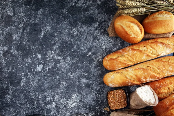 乡村灰色面包店上的烘焙面包和面包卷的分类 — 图库照片