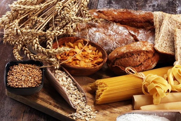 Produtos de grão inteiro com carboidratos complexos na mesa — Fotografia de Stock