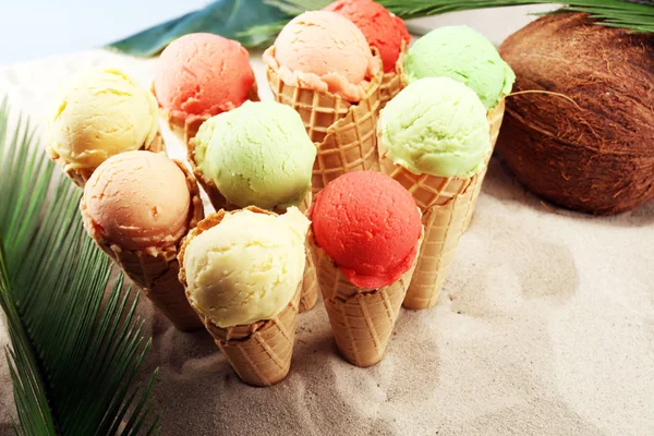 Набор шариков мороженого различных цветов и вкусов с быть — стоковое фото