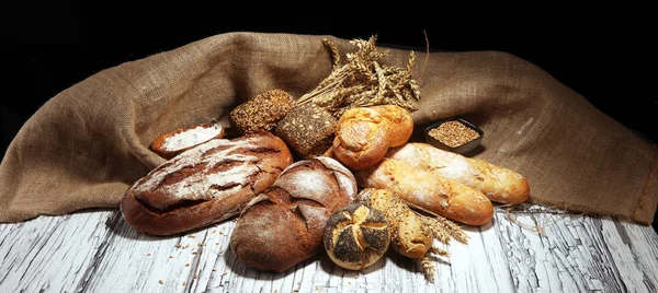 Ассортимент хлеба и булочек на деревенской белой пекарне — стоковое фото