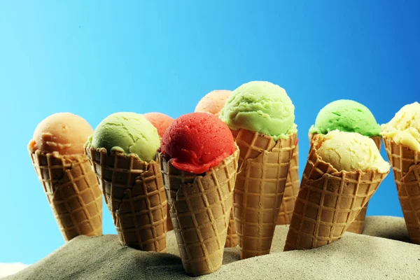 Conjunto de colheres de sorvete de diferentes cores e sabores com ser — Fotografia de Stock