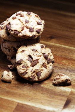 Çikolata kurabiye ahşap masa üzerinde. Çikolatalı kurabiye 