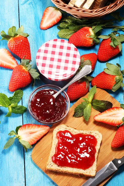 Rosta bröd med hemmagjord jordgubbs sylt eller marmelad på tabell s — Stockfoto