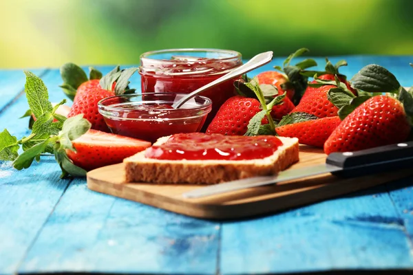 Rosta bröd med hemmagjord jordgubbs sylt eller marmelad på tabell s — Stockfoto