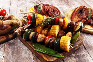 Çeşitli lezzetli ızgara et ve sebze rus tarih ile şiş