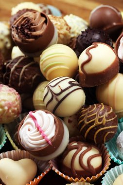 bir sürü değişik çikolatalı pralin, Belçikalı şekerleme gourm