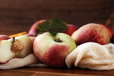 Masada bir grup olgun şeftali