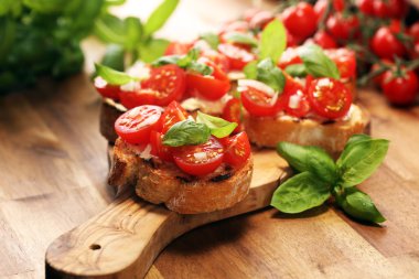 Geleneksel İtalyan meze Bruschetta meze ile kiraz t